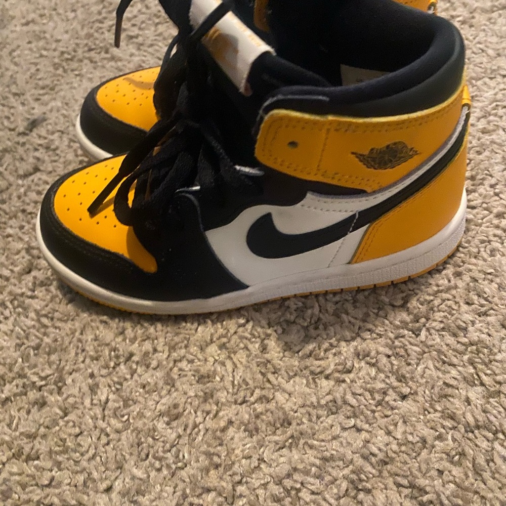 Toddler jordan 1 size 9C Black and yellow
